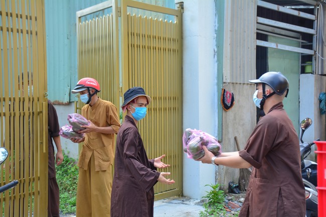 Continuing to support people in need in the Covid-19 pandemic of Hoang Phap Pagoda (series 4)